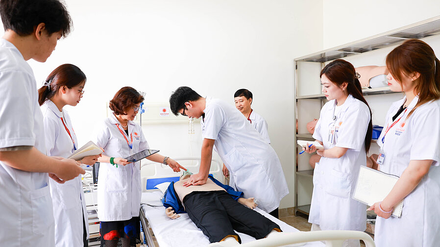 Đại học Đại Nam đào tạo nhân lực ngành y dược theo hướng toàn diện