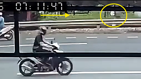 Cô gái thiệt mạng khi đi bộ qua đường ray tàu hỏa