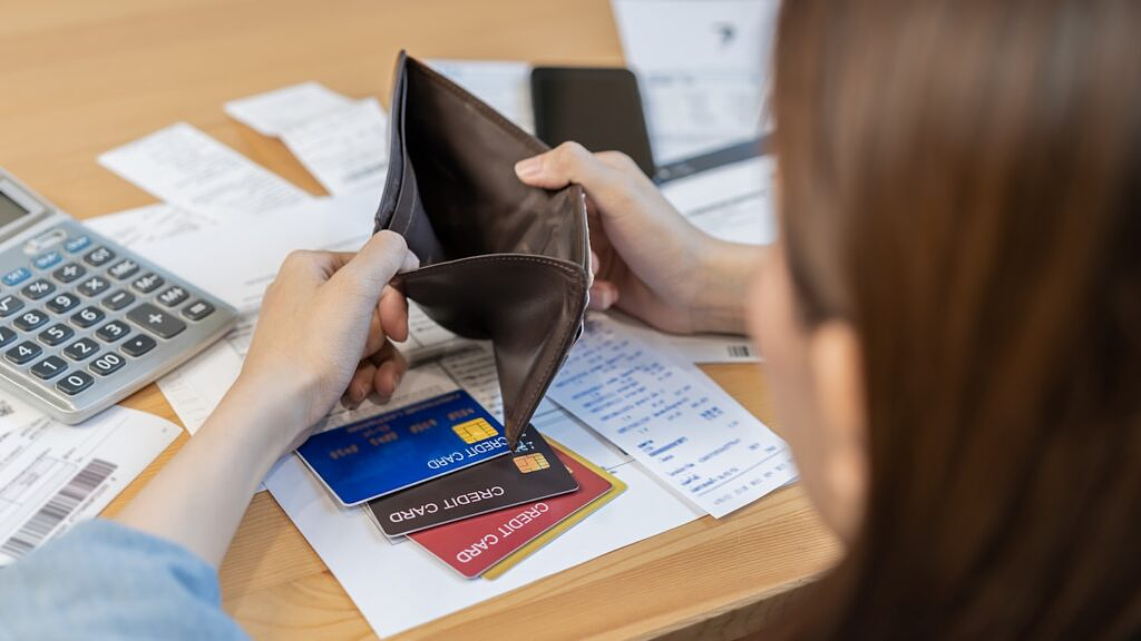 Nợ mà không có tiền trả, phải làm gì để tránh bị đi tù?
