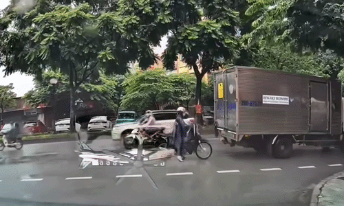 Xe tải lùi húc vào người đi xe máy