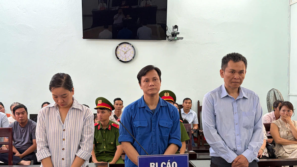Cán bộ phường bảo kê 20 nhà hàng chiếm dụng vỉa hè, thu tiền mỗi tháng