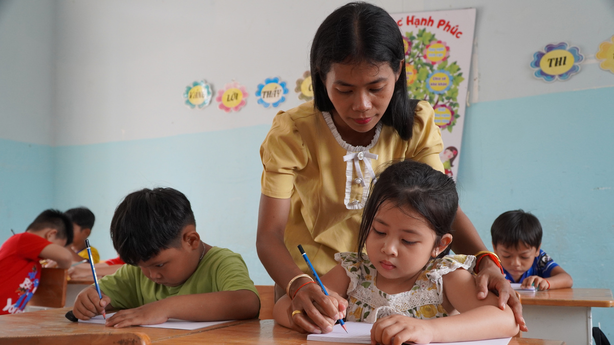 Cô giáo 10 năm dạy chữ Khmer ở vùng biên