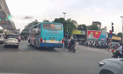 Thanh niên va vào xe buýt ngã lăn như bị bịt mắt