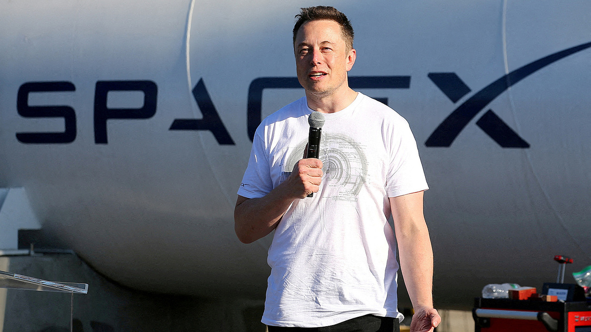 Elon Musk tiết lộ kế hoạch xây dựng 'điên rồ' trên Mặt Trăng