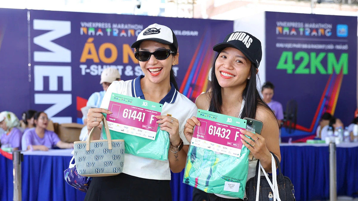 Runner trải nghiệm các gian hàng tại expo VnExpress Marathon Nha Trang