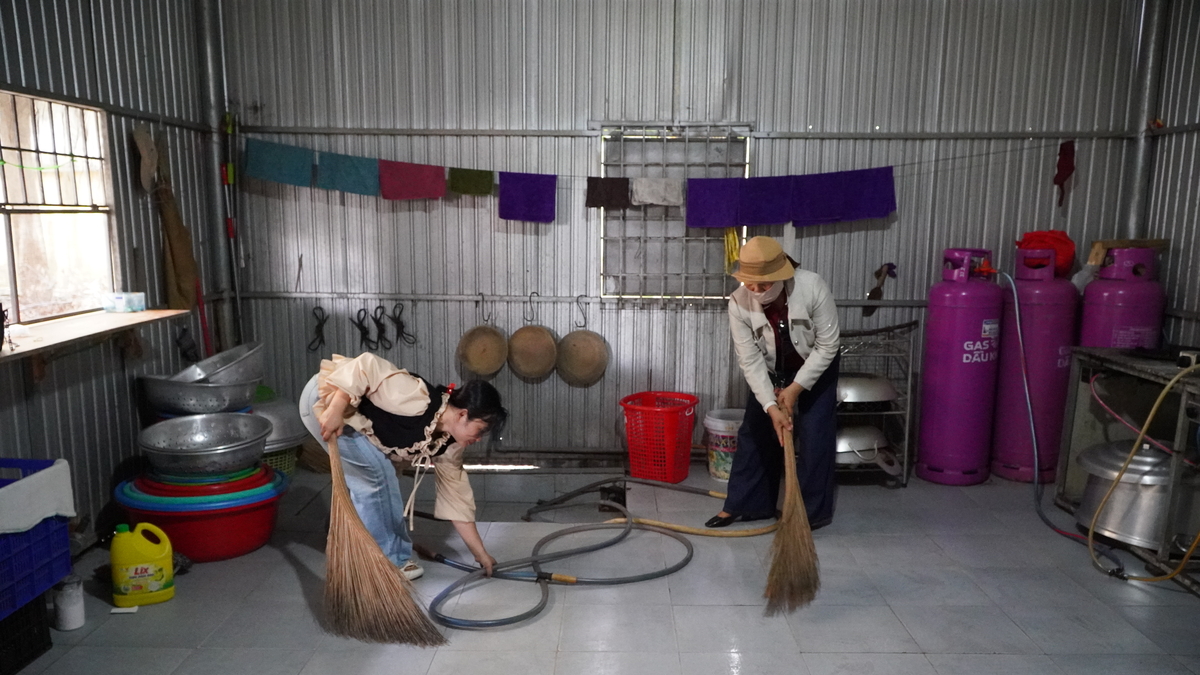 300 học sinh chật vật trong nhà ăn tạm