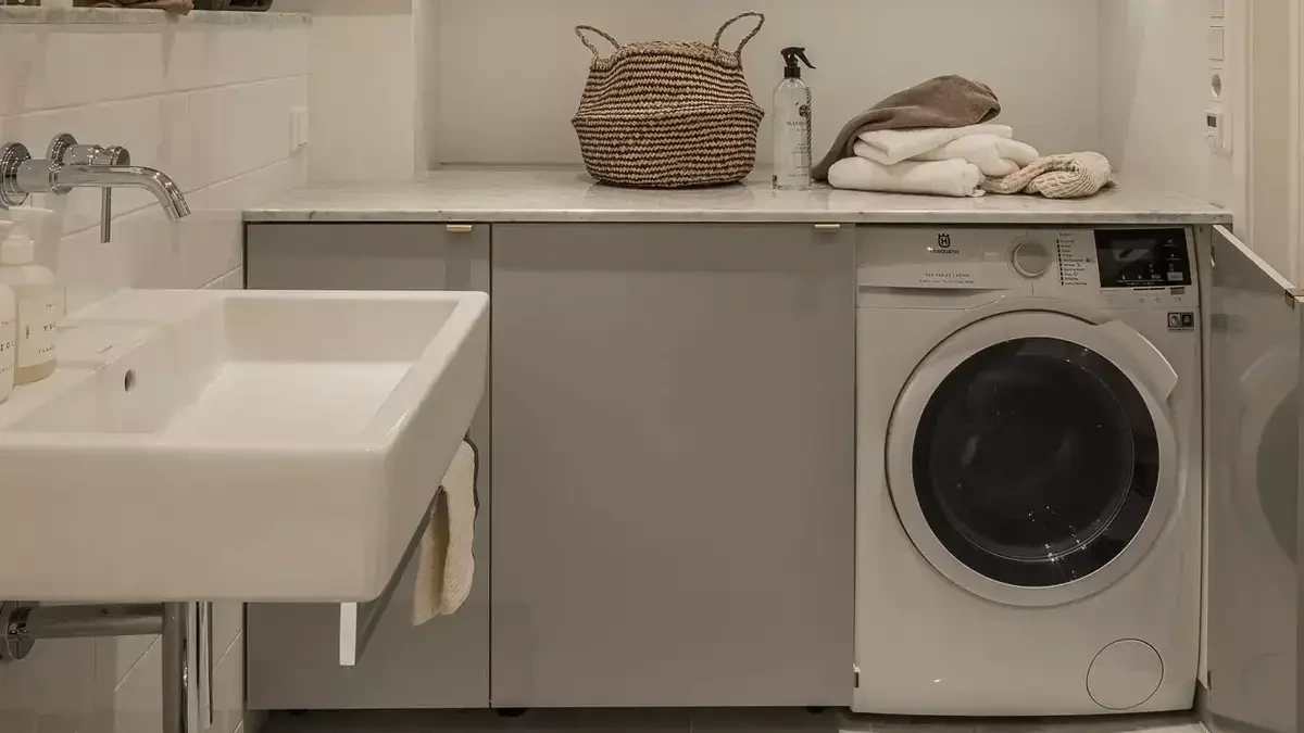 Căn hộ nhỏ nên đặt máy giặt sấy trong bếp hay nhà vệ sinh?