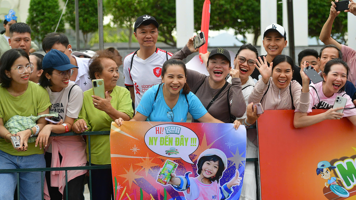 Những trạm tiếp sức mang tên 'bố mẹ' tại Kun Marathon Nha Trang 2026