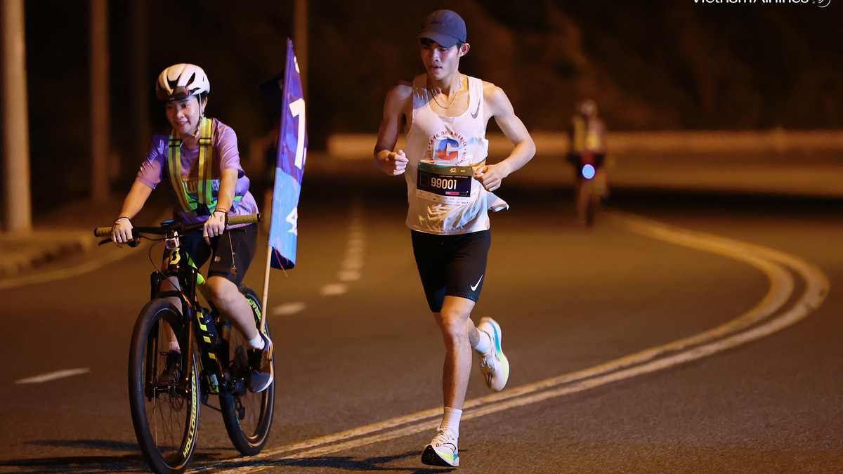 Vòng Vành Long quay đầu 'chờ đối thủ' khi vô địch VnExpress Marathon