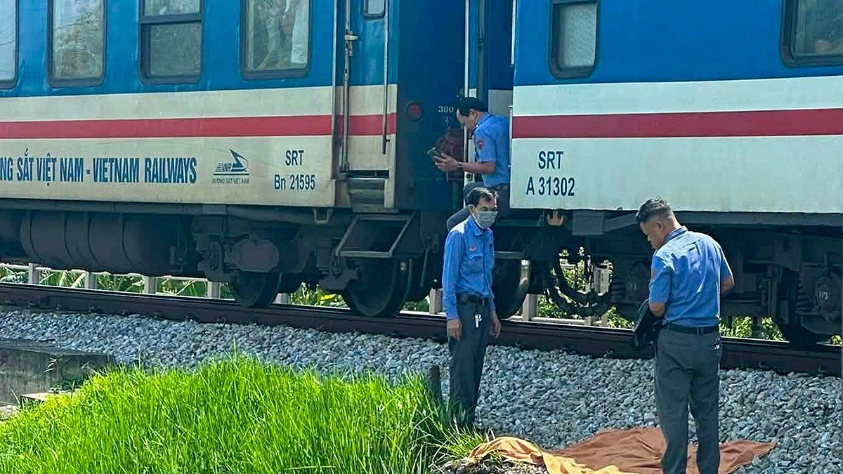 Băng qua đường sắt, cụ bà bị tàu tông tử vong
