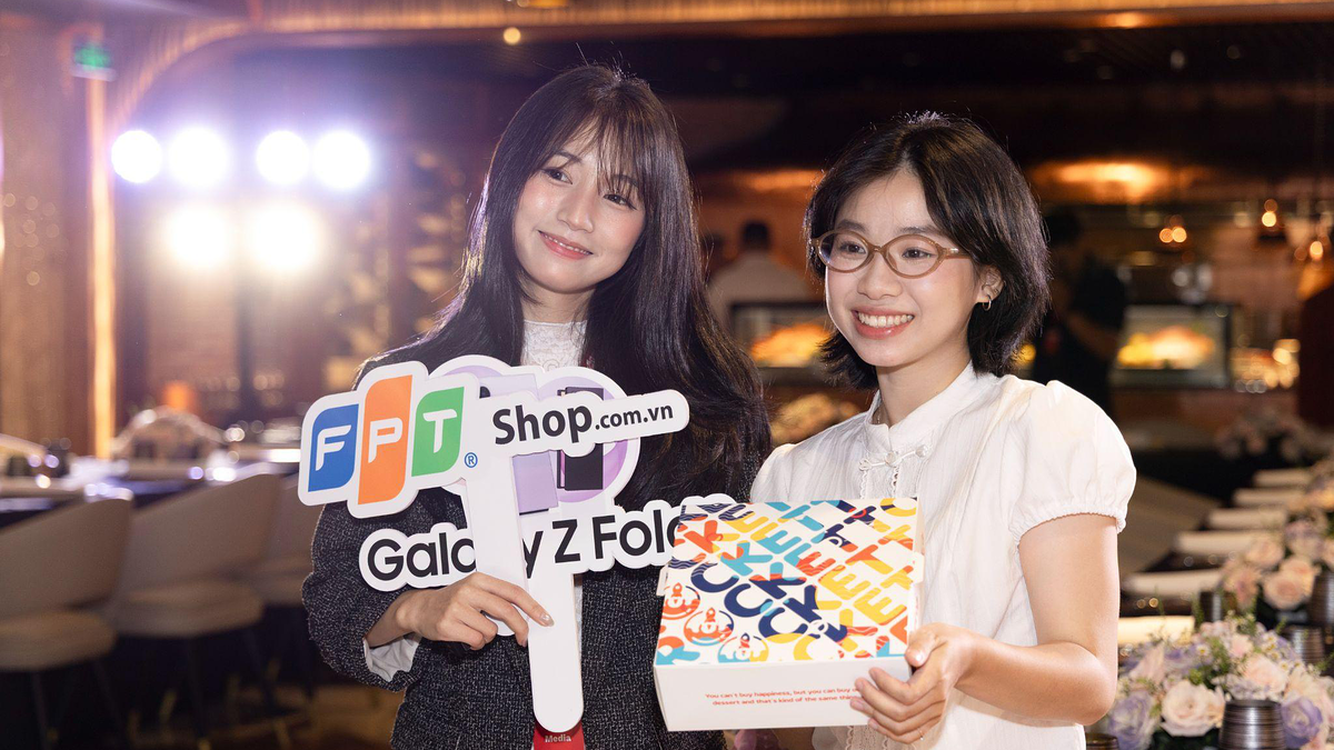 FPT Shop trao quà 12 triệu đồng cho người mua sớm Galaxy Z series mới