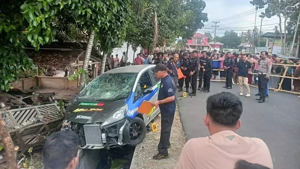 Xe đua lao vào đám đông khán giả, 8 người chết