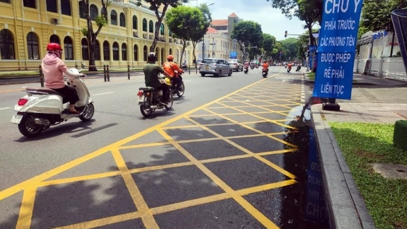 Đỗ xe trước vạch mắt võng có phạm luật?