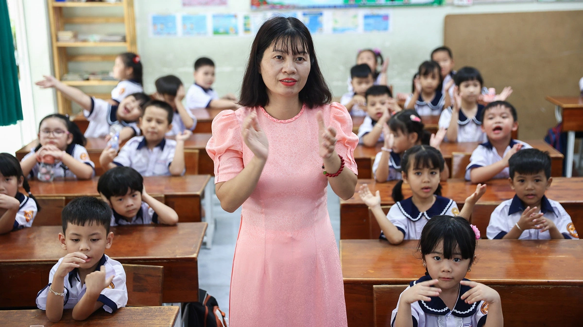 Hiệu trưởng, hiệu phó nghỉ việc được chi trả trước 30/11