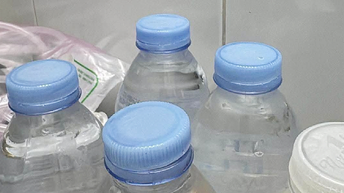 Đổ nước vào chai cũ bán trước cổng bệnh viện