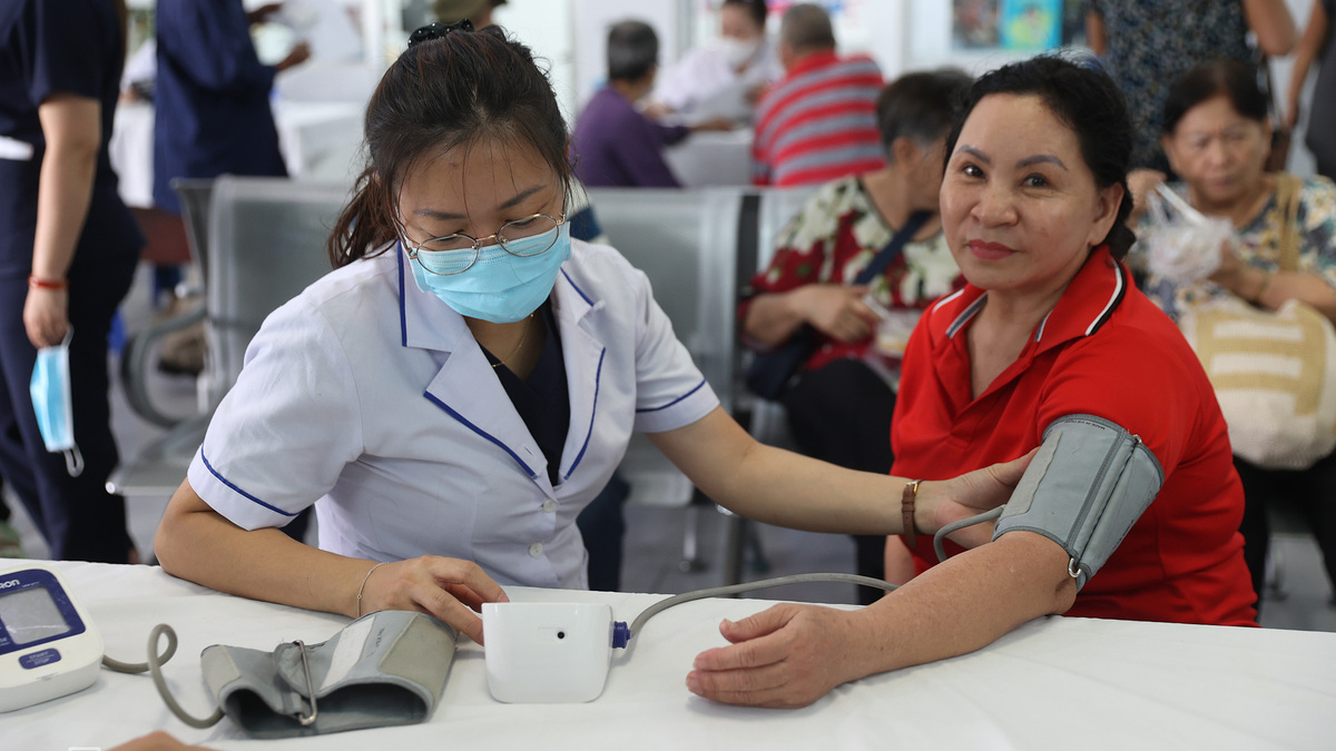Đề xuất khám sức khỏe miễn phí cho 1,3 triệu người chưa thường trú, tạm trú ở TP HCM