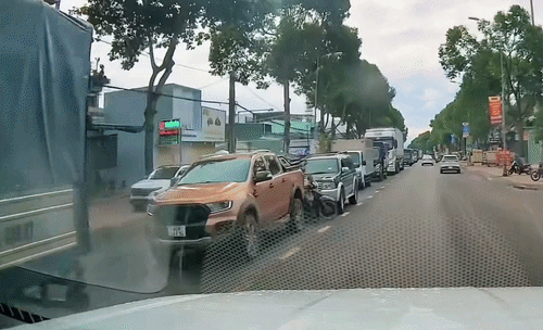 Len qua khe hẹp, người phụ nữ đi xe máy bị ôtô đâm
