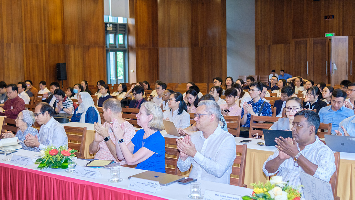 Hơn 110 nhà khoa học quốc tế bàn về vi sinh vật, bệnh truyền nhiễm