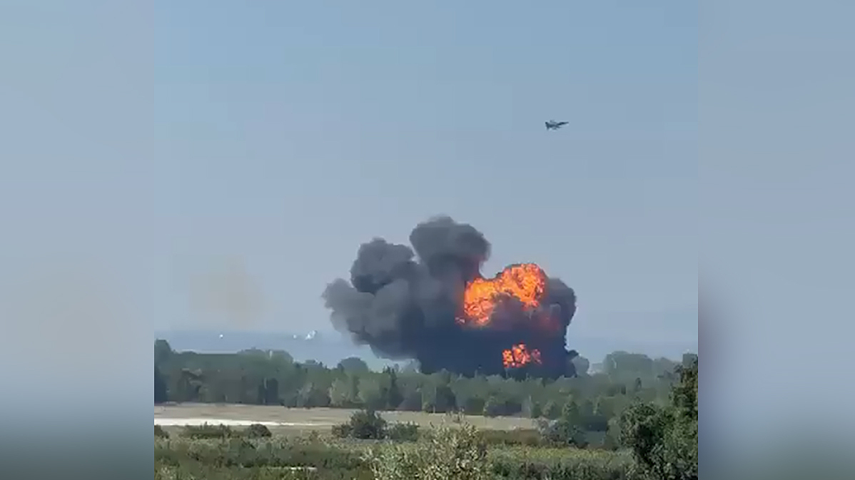 Tiêm kích F-16 lao xuống đất, phát nổ dữ dội