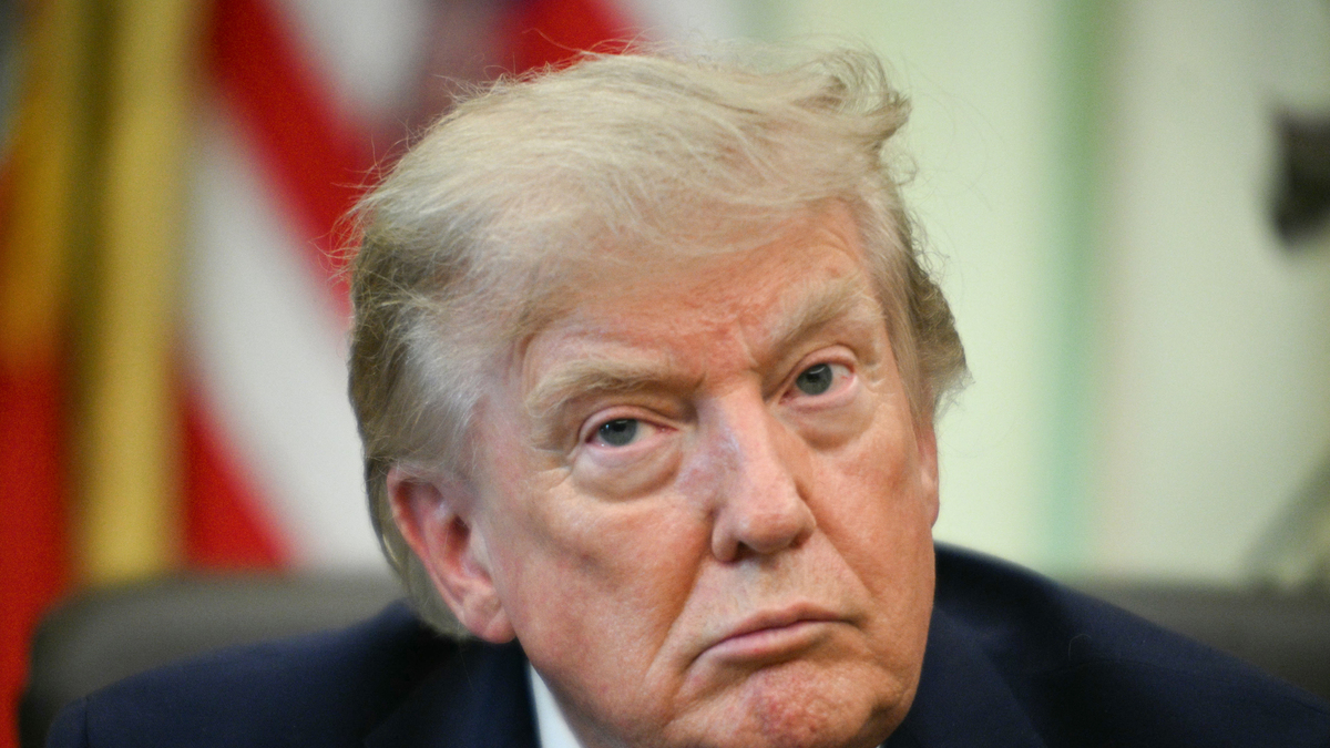 Ông Trump tuyên bố Mỹ 'kiểm soát hoàn toàn' Hormuz