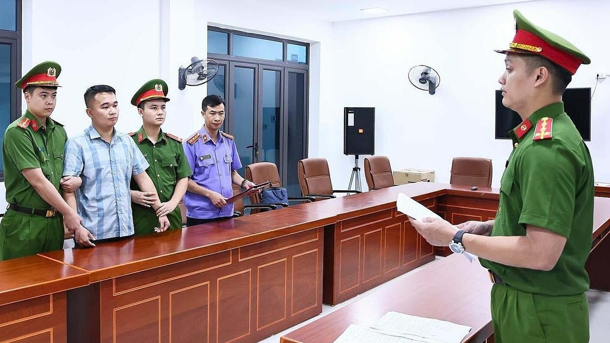 Giáo viên Toán 'vào mỗi phòng 2-3 phút' nhắc thí sinh ở điểm thi chuyên Tuyên Quang