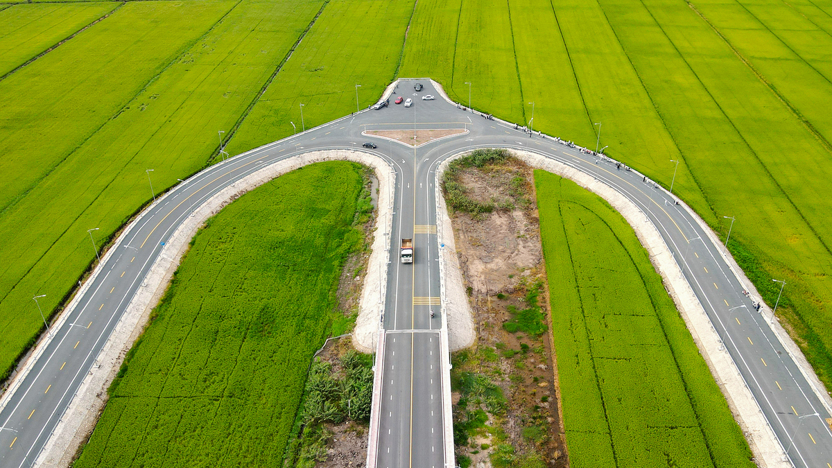 Đường tránh xuyên đồng lúa ở vùng biên An Giang