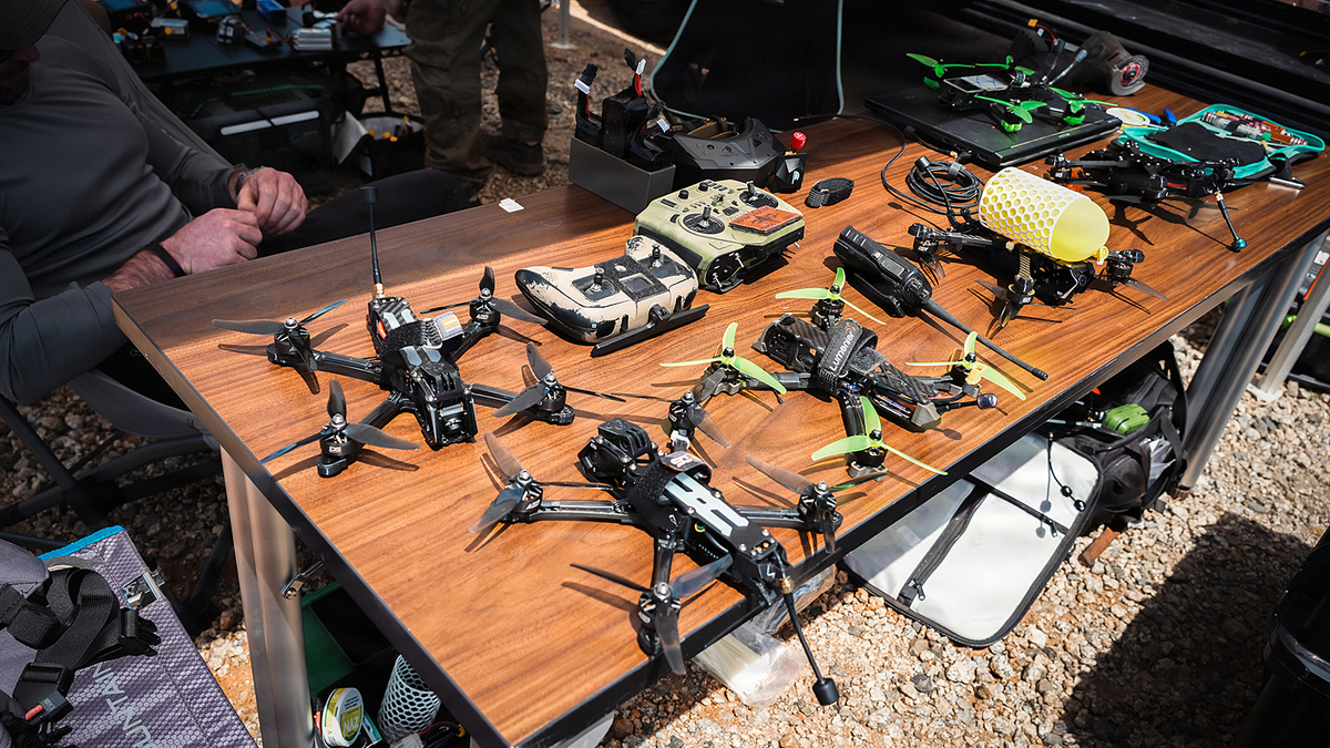 Tướng Mỹ thừa nhận phòng không bất lực trước bầy đàn drone trong nước