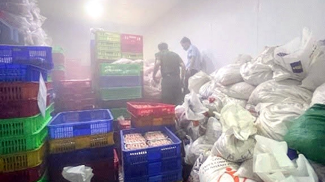 Gần 7,7 tấn chân gà trong cơ sở vi phạm bị buộc tiêu hủy