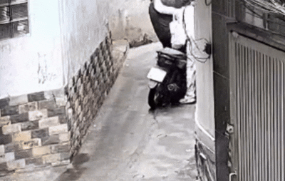 Bị cô gái kéo giữ, tên cướp bỏ xe máy chạy thoát thân