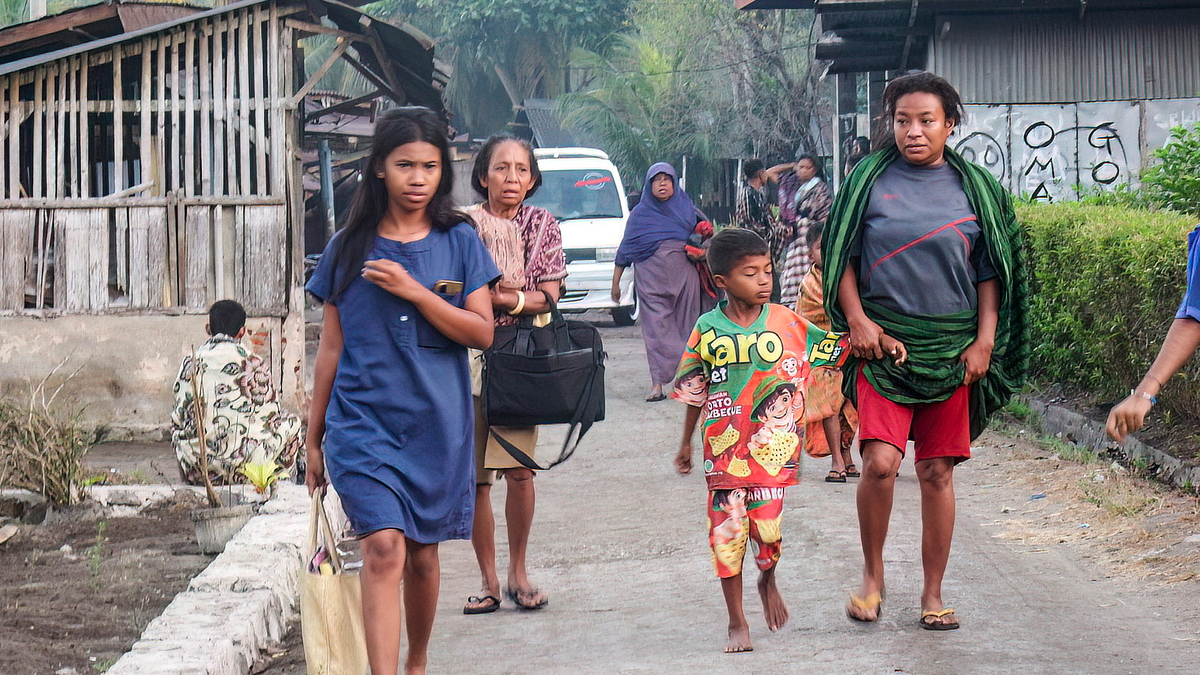 Phút tháo chạy của người dân Indonesia giữa động đất 7,7 độ