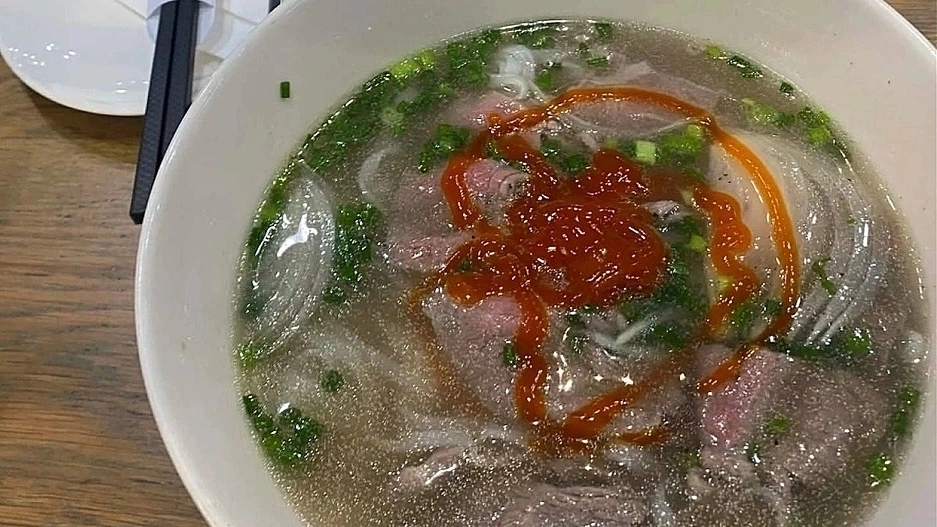 Bát phở 100.000 đồng ăn với tương ớt công nghiệp ở sân bay