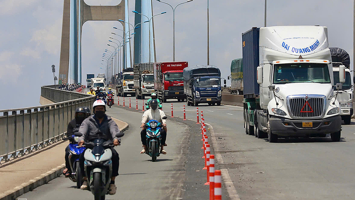 TP HCM thay dải phân cách bêtông bằng cọc tiêu trên cầu Phú Mỹ