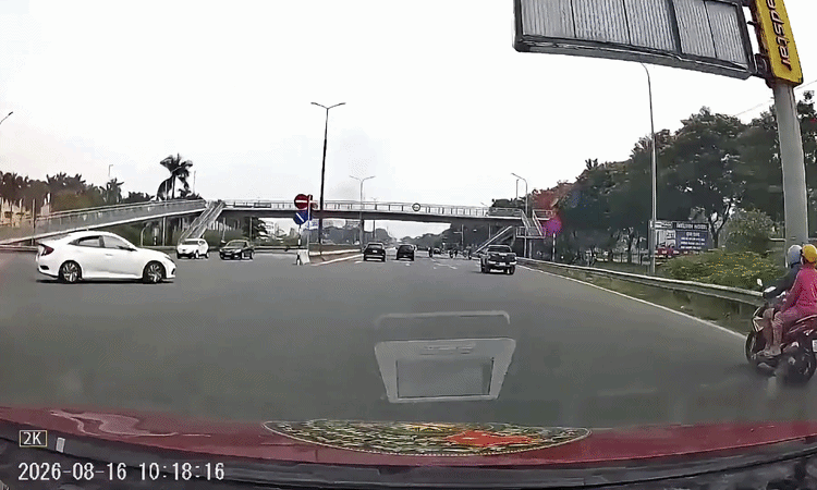 Ôtô đi thẳng bị tông ngang tại giao lộ, ai sai?