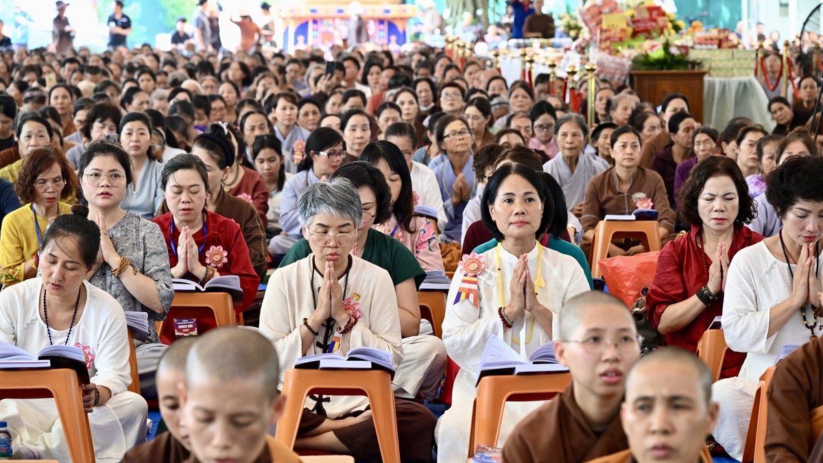 Hàng nghìn người dự lễ cầu siêu liệt sĩ tại Mandala Tây Thiên