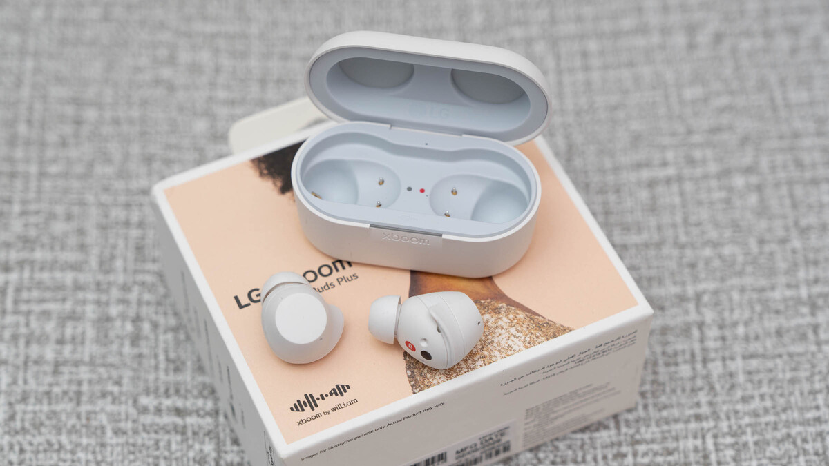 Tai nghe có hộp sạc khử khuẩn UV kiêm bộ phát Bluetooth