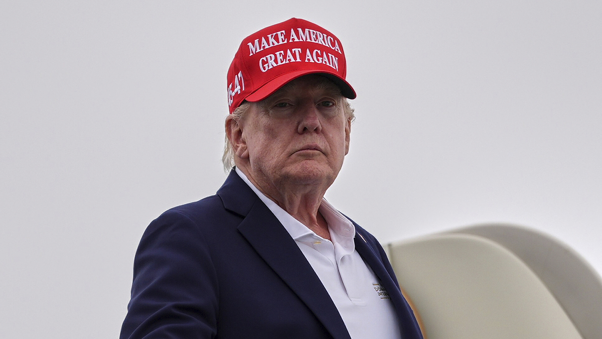 Ông Trump dọa 'ném bom tơi bời' đồng minh Oman