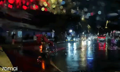 Ôtô tông ngã xe máy từ phía sau, ai sai?