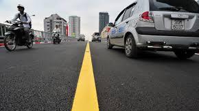 Bánh xe đè vạch liền có mắc lỗi lấn làn?