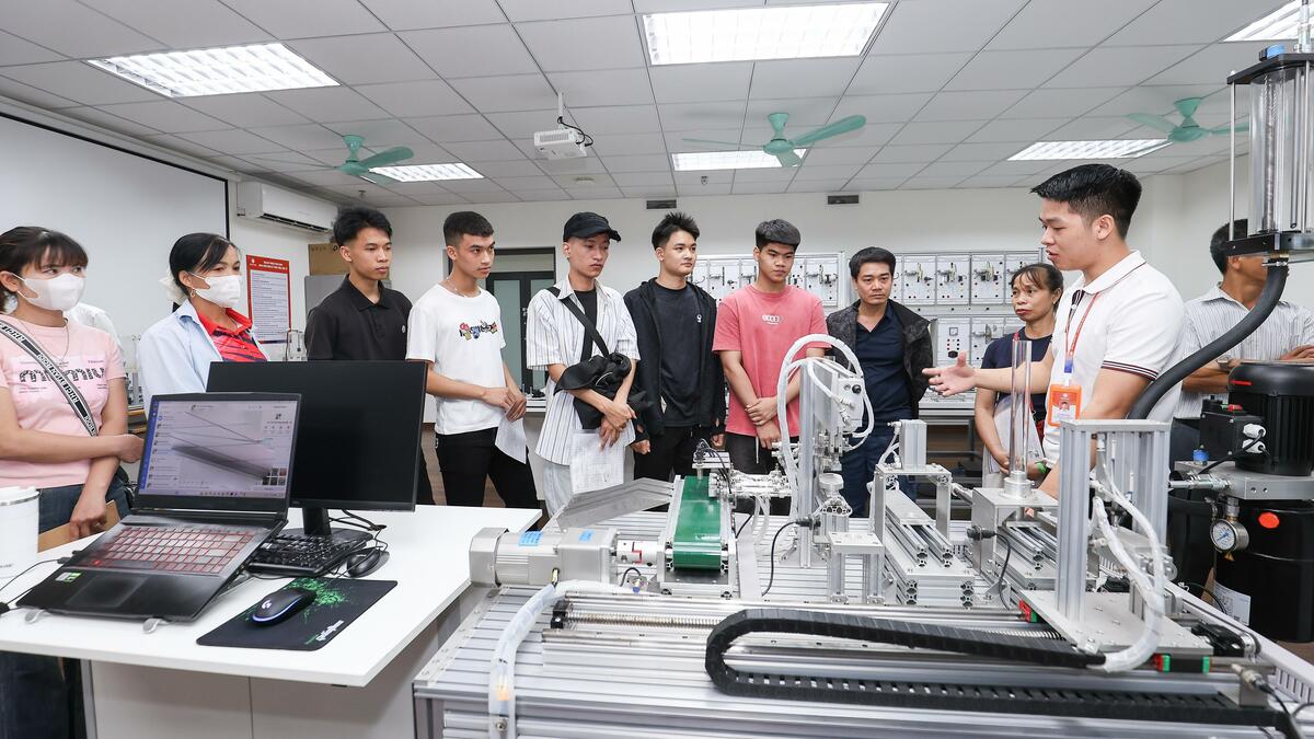 Sinh viên K20 trường Đại học Đại Nam nhập học