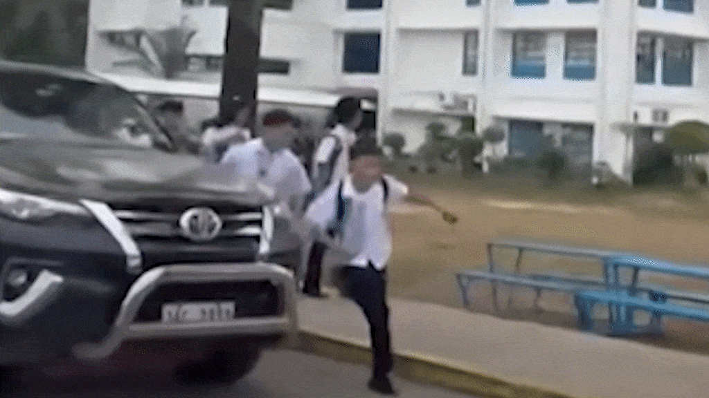 Học sinh tháo chạy khi nghe tiếng súng trong trường học ở Philippines