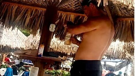 Bộ trưởng Colombia hứng chỉ trích vì đi nghỉ mát sau động đất