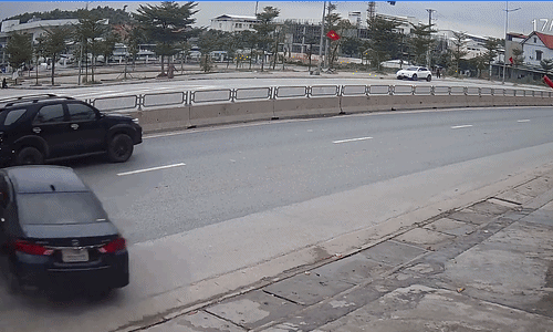 Tránh SUV nhập làn, xe bồn ủi xe con một đoạn đường dài