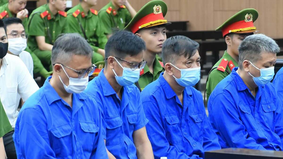 'Không có tiền, hồ sơ xuất khẩu lao động 30 ngày bị ngâm thành 2 năm'