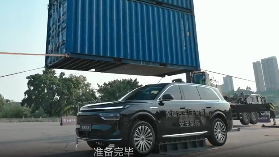 Đè container 16 tấn lên xe con để chứng minh an toàn