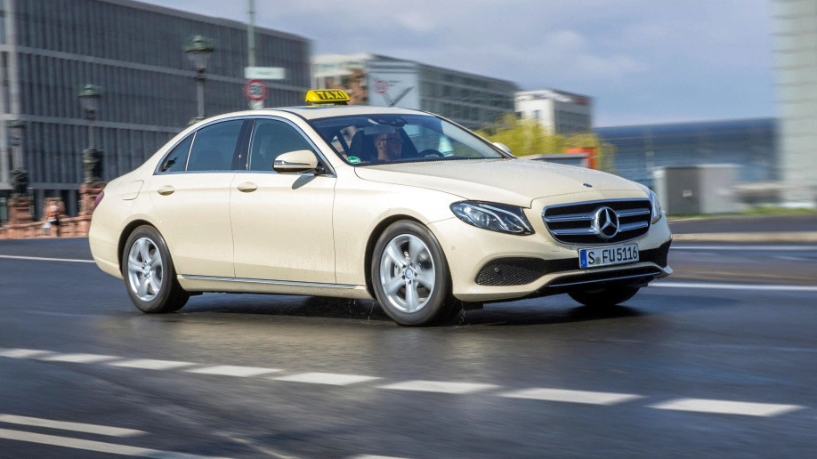 Mercedes quay lại mảng taxi để đấu với BYD