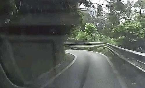 Phóng xe điện ngược chiều, hai cậu bé ngã trước đầu ôtô