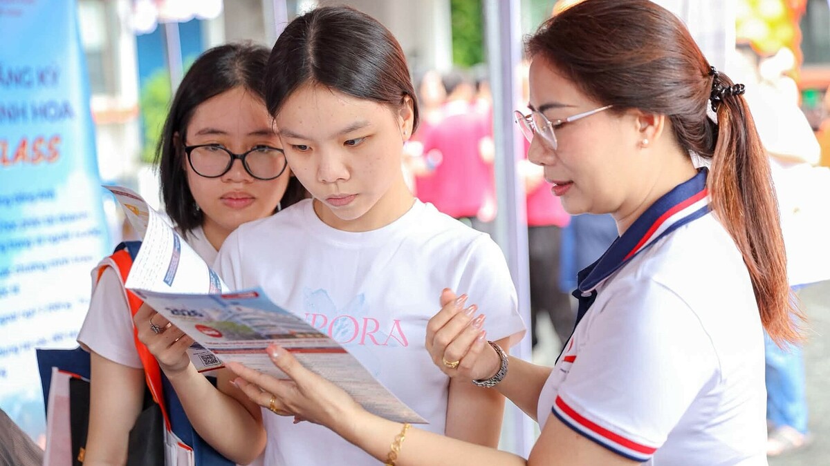 Sinh viên bất bình vì khoản 'phạt' 10-20 triệu nếu tốt nghiệp muộn