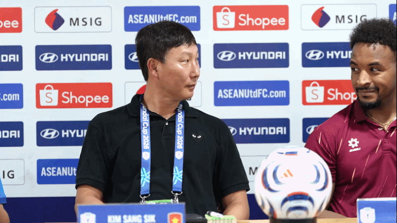 HLV Kim Sang-sik trao bóng cho Xuân Son, giao 'chỉ tiêu' lập hat-trick ở chung kết