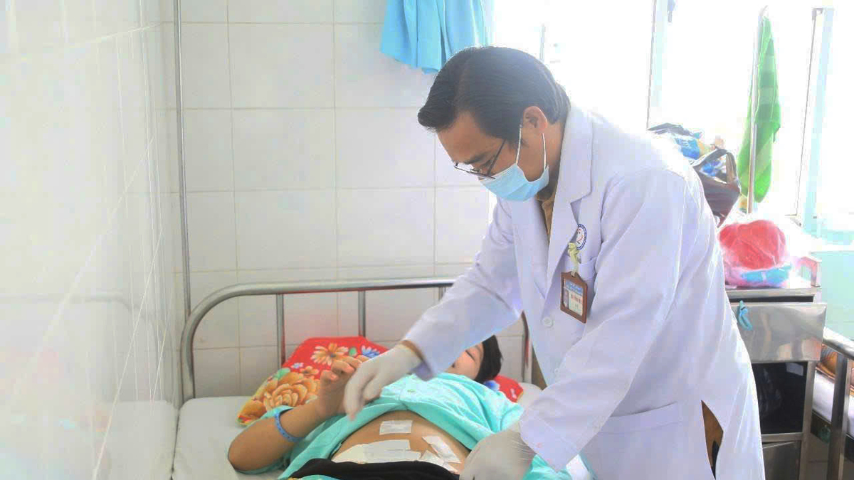 Thiếu niên giãn đại tràng sau trò đùa xịt vòi áp lực vào hậu môn