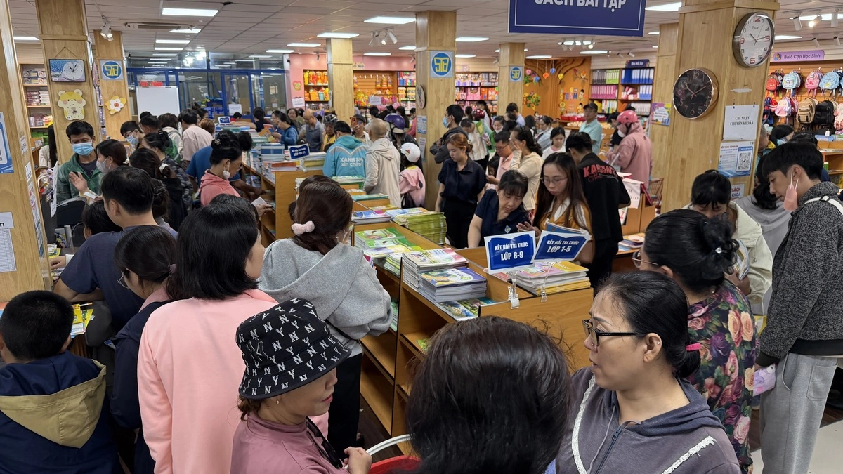 Phụ huynh xoay xở tìm mua sách giáo khoa cho con